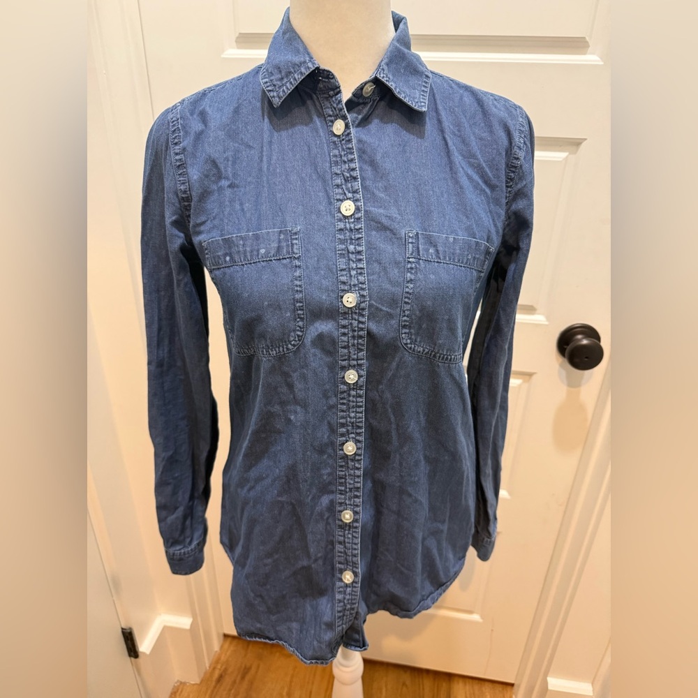 The Loft. Soften Chambray Button down Shirt. Vintage Heart Pattern. Size XS.